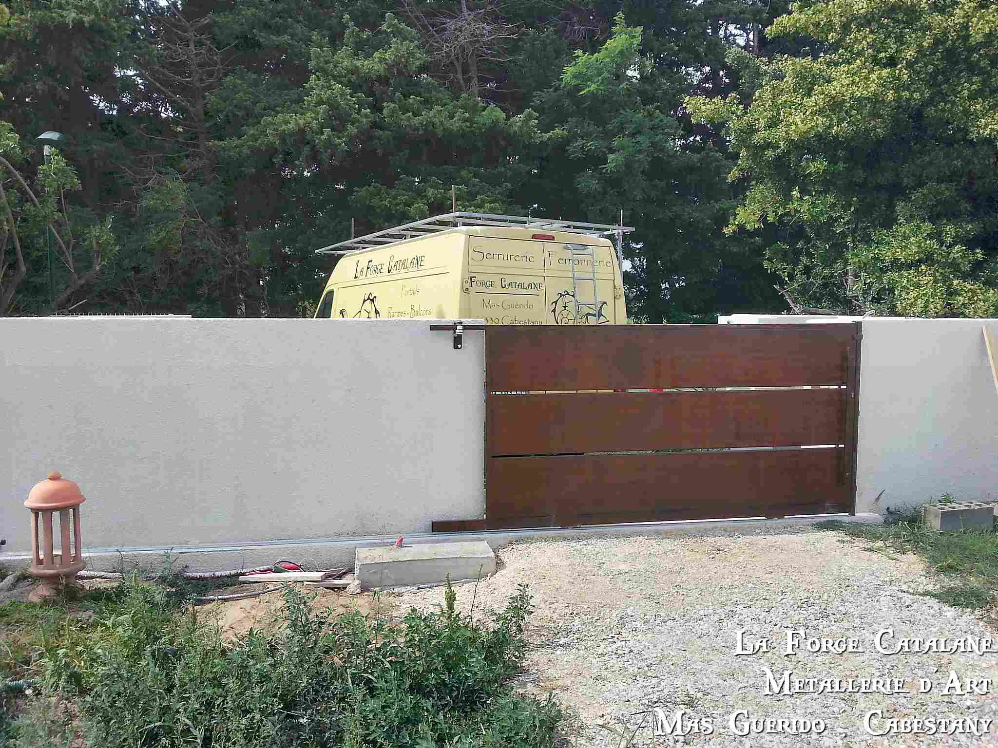 Portail coulissant moderne tole caissonnee fer  Forge Catalane Cabestany (4).jpg